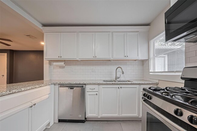 Building Photo - 2226 Rainbow Dr