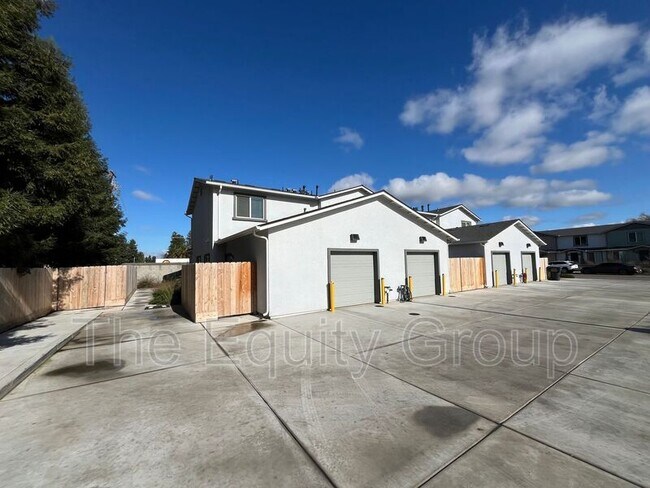 Building Photo - 405 S Summit St