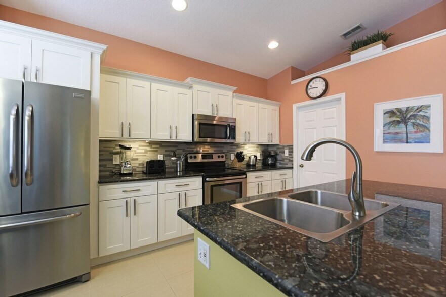 Building Photo - 8167 Fan Palm Way