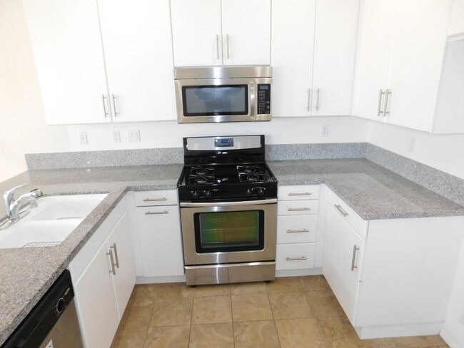 Building Photo - Beautiful Tri Level 2 Bed 2.5 Bath Single ...