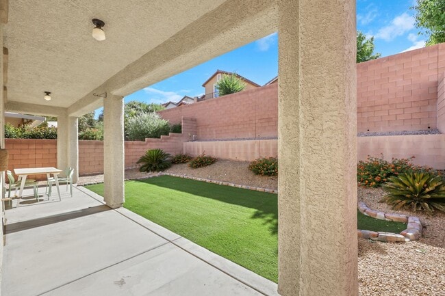 Building Photo - Single story in gated community