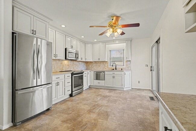 Building Photo - Yvonna