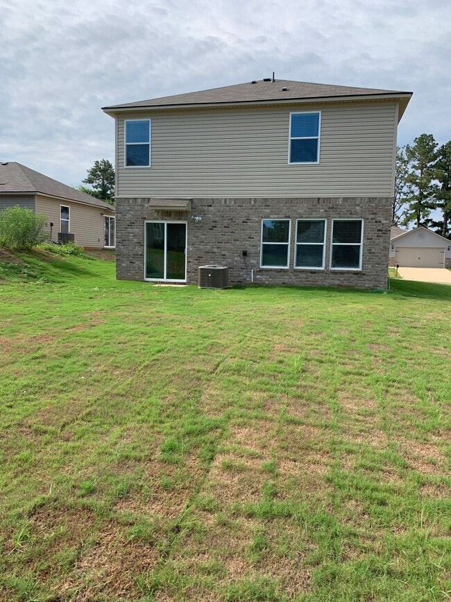 Building Photo - Move-In Ready! Spacious 3-Bedroom, 2-Bath Home in Waterbury — Apply Today to Secure Yours!