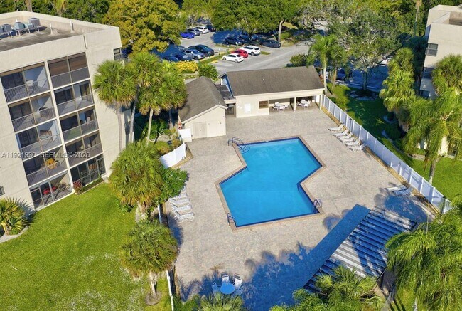 Building Photo - 2900 NW 42nd Ave