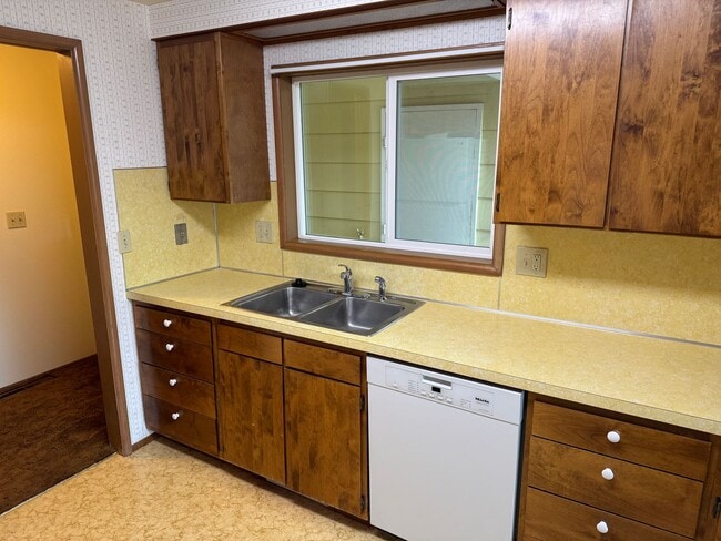 Building Photo - Updated 2 bedroom 1 bathroom house in Eugene!