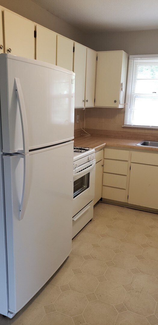 Building Photo - 10516-10516 E 10th St S