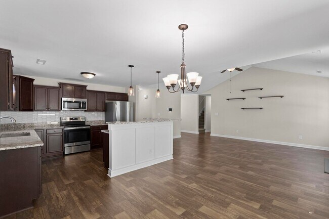 Building Photo - 3 bedroom with BONUS room in community pool neighborhood!