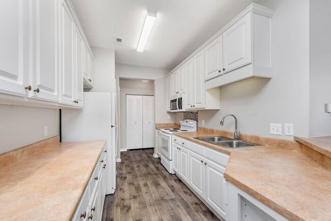 Building Photo - Beautiful town home in the quiet Towne Park community!!