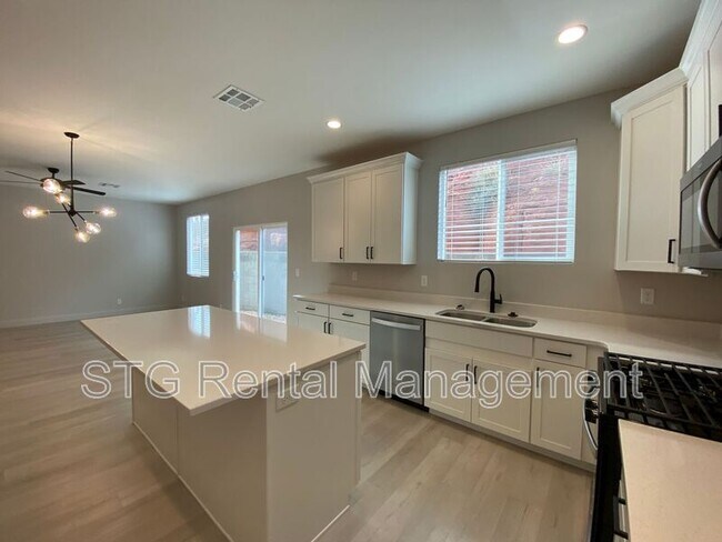 Building Photo - 840 Twin Lakes Dr