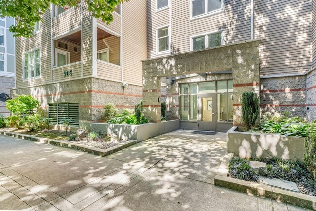 Primary Photo - Riverplace Condominiums - 1 bed/1 bath cor...