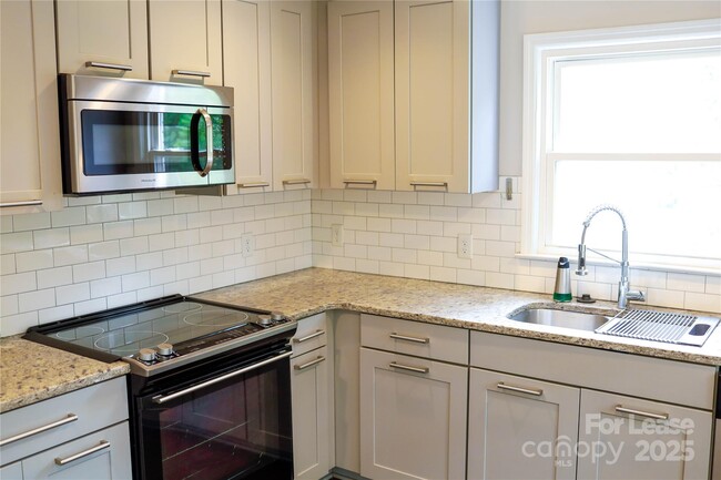 Building Photo - 3437 Airlie St