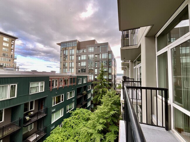 Building Photo - Move-In Special! Urban 1-Bedroom Apartment...