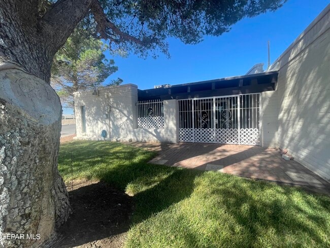 Building Photo - 15000 Ashford St