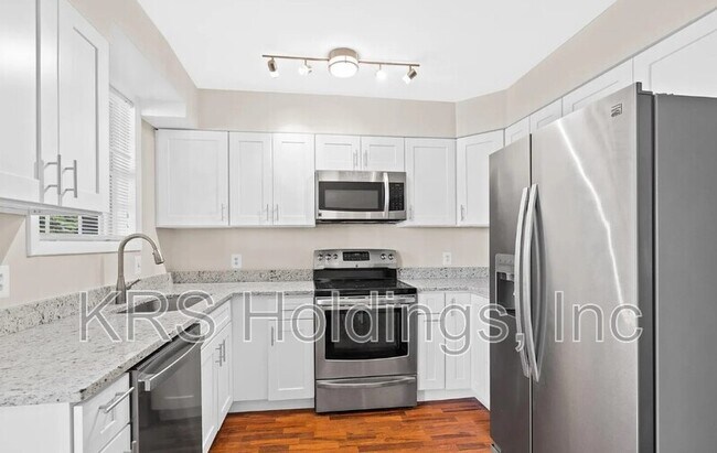 Building Photo - 2515 S Walter Reed Dr