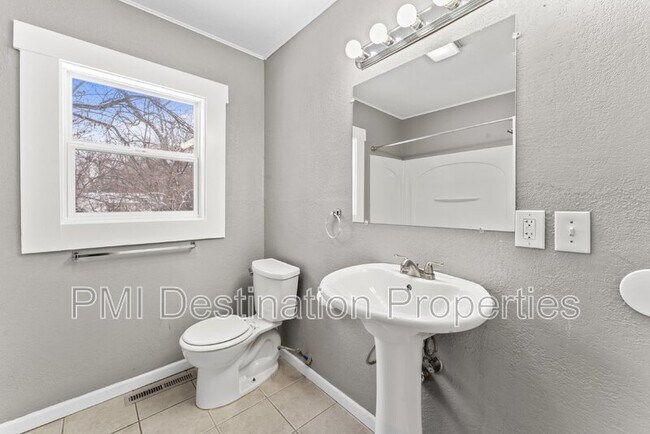 Building Photo - 1503 W 21st Terrace