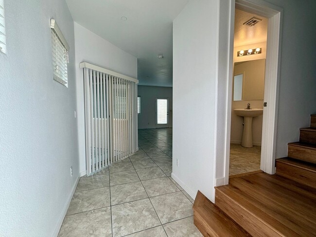 Building Photo - 4 BED, 2.5 BATH, 2 CAR-GARAGE, TWO-STORY, SINGLE FAMILY HOME FOR RENT w/ COMMUNITY POOL & SPA