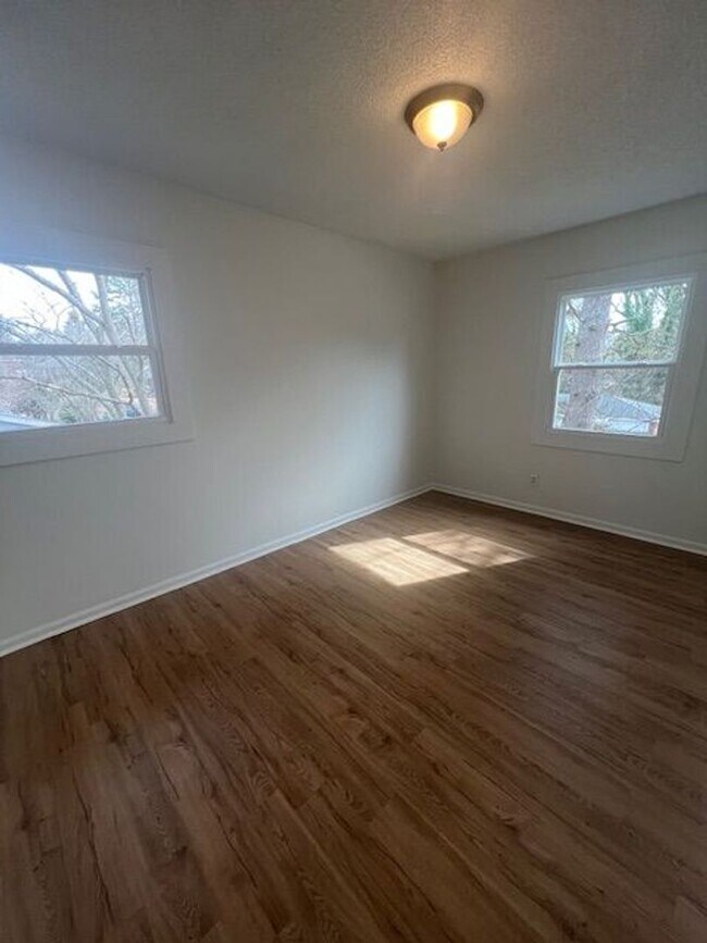 Building Photo - Remodeled 4 Bed 2 Bath House