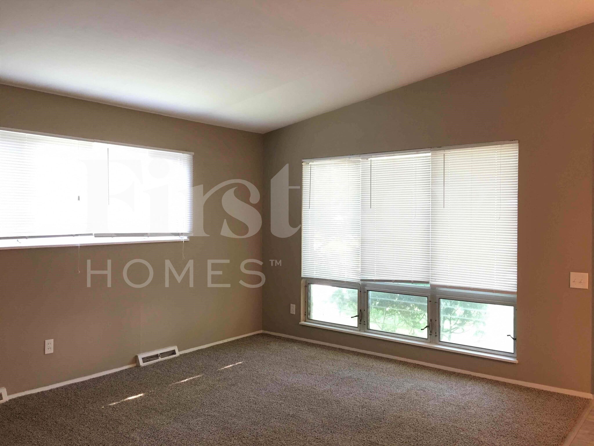 Building Photo - 2560 Pheasant Dr