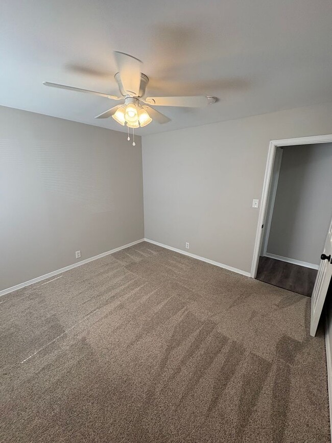 Building Photo - Summit Street Duplexes