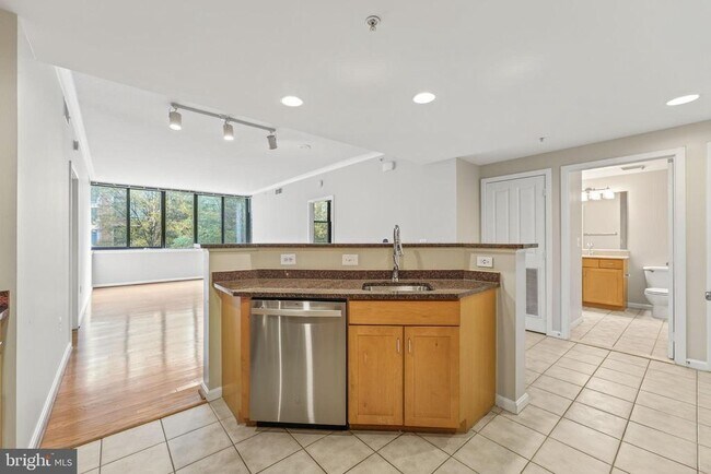 Building Photo - 2220 Fairfax Dr