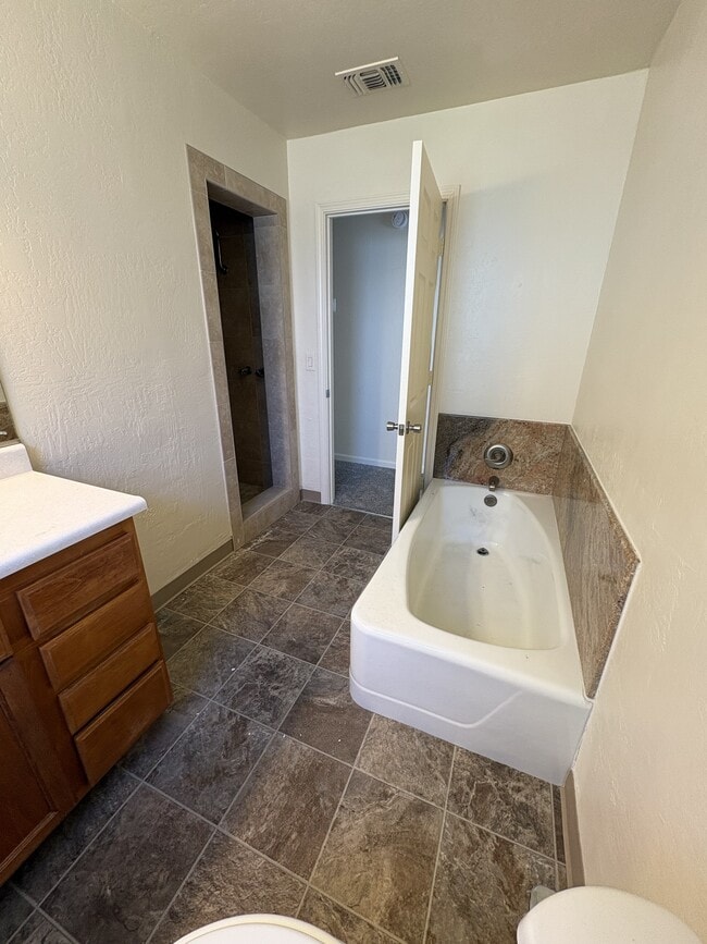 Building Photo - 401 Ainsley Ave