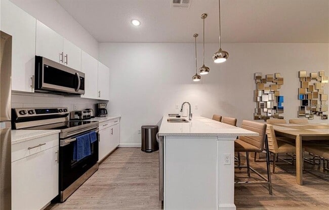 Building Photo - 400 Famagusta Dr