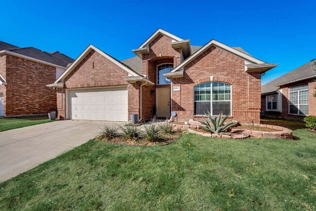 Building Photo - Great 4 bed 2 bathroom 2 story home minute...