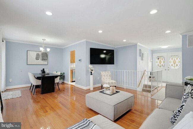 Building Photo - 900 E Tantallon Dr