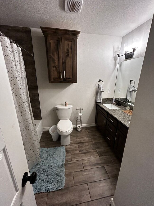 Building Photo - Very New 2 Bedroom 1.5 Bathroom Town Home ...