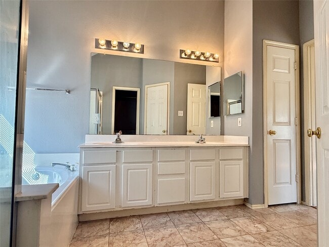 Building Photo - 5218 Hill Timbers Dr