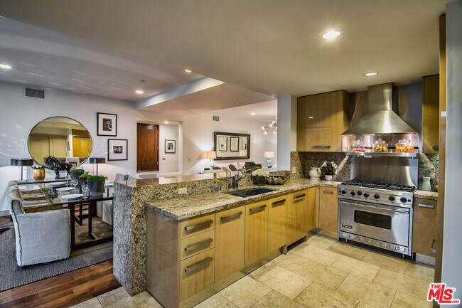 Building Photo - 447 N Doheny Dr