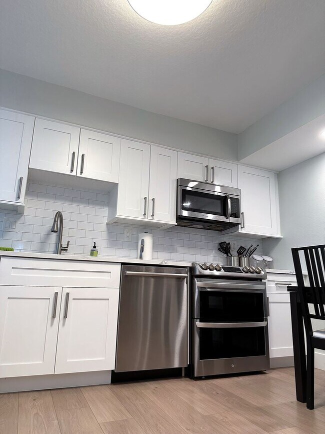 Building Photo - Gorgeous Updated Waterfront 2/2 Unfurnishe...
