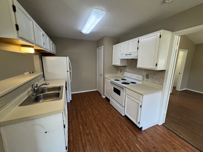 Building Photo - 2-Bed, 2-Bath, 1-Car Garage - Walking Dist...