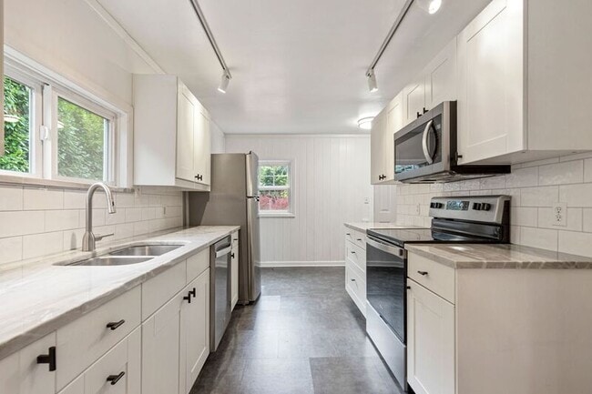 Building Photo - 3215 SE 53rd Ave