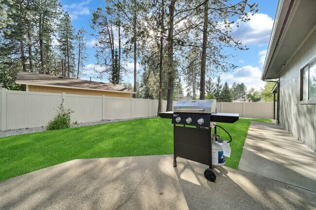 Building Photo - 5999 N Pinegrove Dr