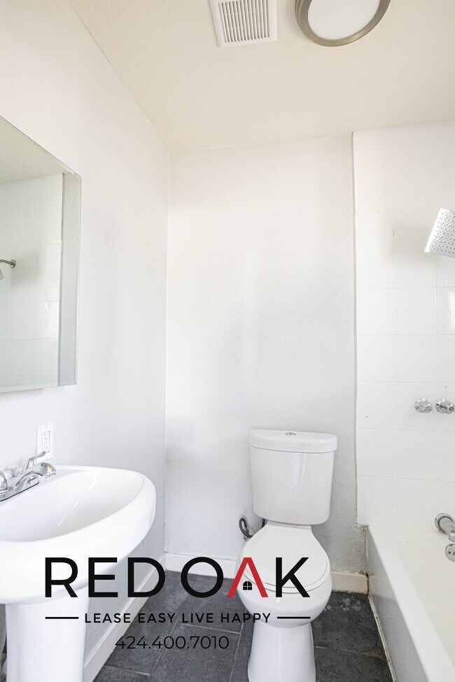 Building Photo - 1182 E 52nd St