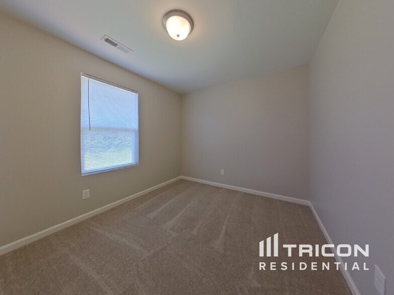Building Photo - 5819 Hewitt Dr