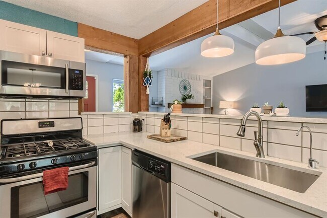 Building Photo - 9639 Newfoundland Cir