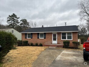 Building Photo - 4 bedroom 2 bathroom