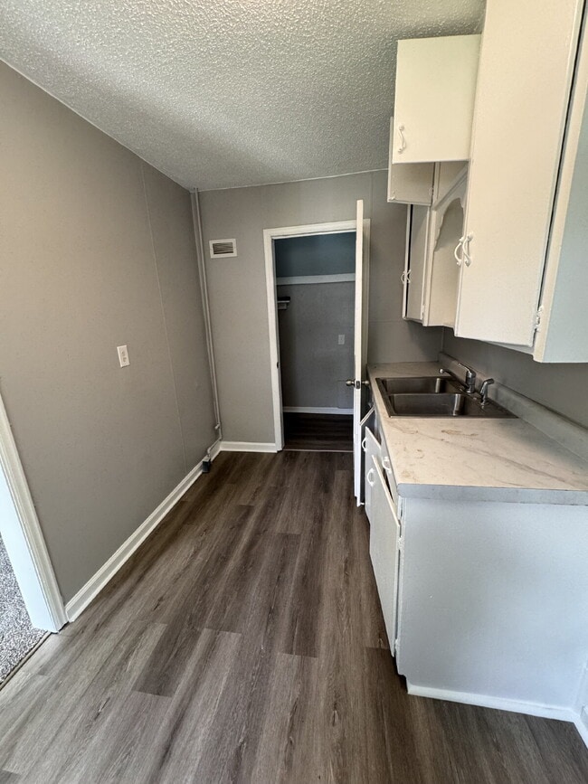 Building Photo - 804 S Terrace Dr