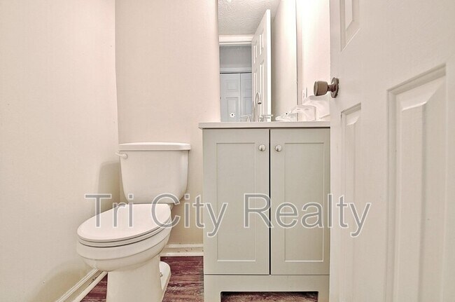 Building Photo - 220 Meadowbrook Ct