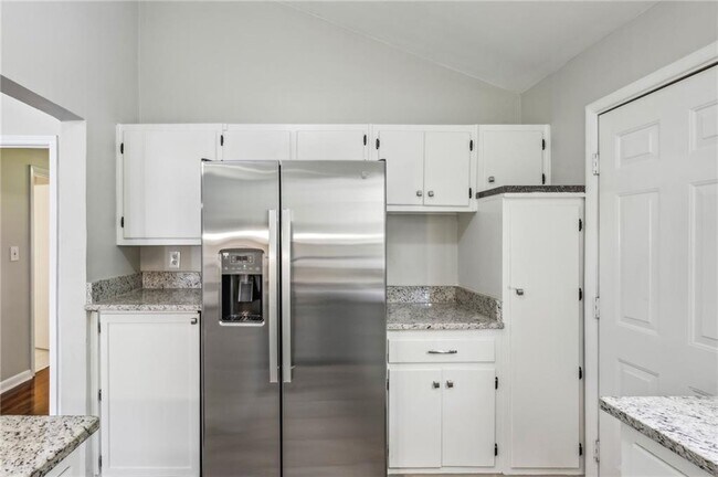 Building Photo - 2762 Dresden Dr