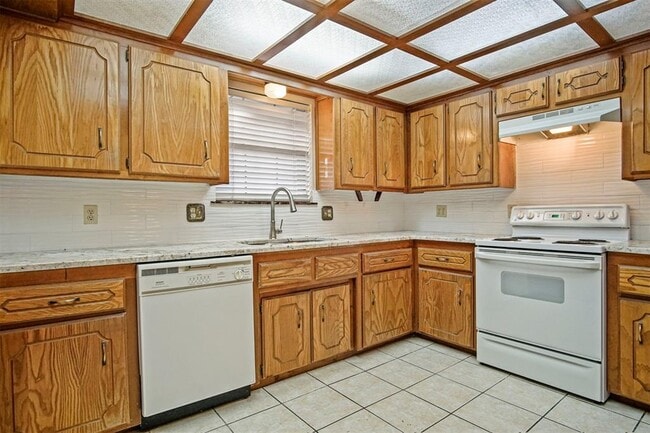 Building Photo - 1125 N Patterson Dr