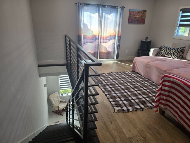 Building Photo - Fully Furnished 2 Bed, 2 Bath Townhome – 5...
