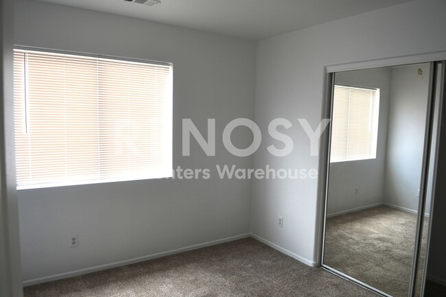 Building Photo - 1623 E Silverbirch Ave