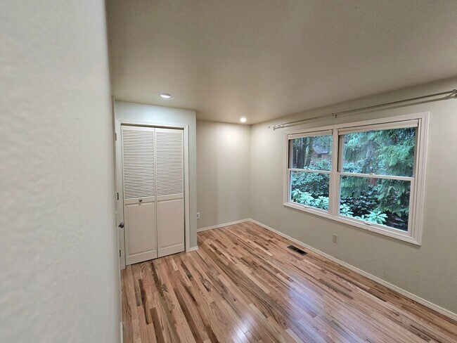 Building Photo - 5 Bedroom 4 Bathroom Home in Woodinville