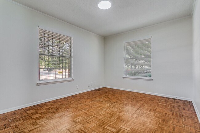 Building Photo - UPDATED 4-BEDROOM HOME IN SHEARER HILLS