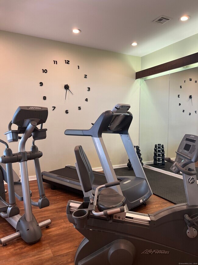 Building Photo - 912 Old Pond Ln