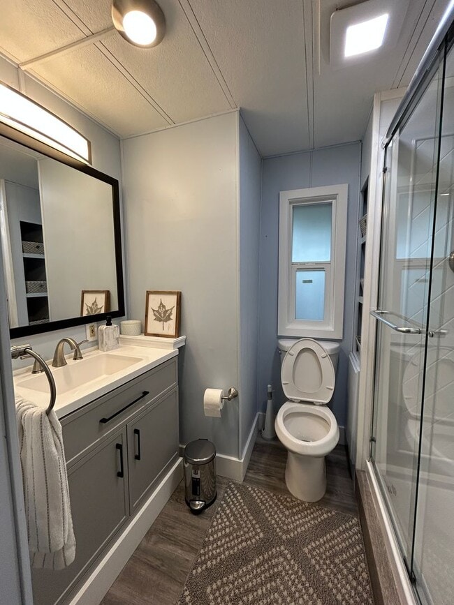 Building Photo - Newly Remodeled 2 Bedroom / 1 Bathroom Man...