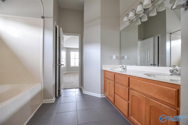 Building Photo - 2542 Bonnie Oaks Dr SW